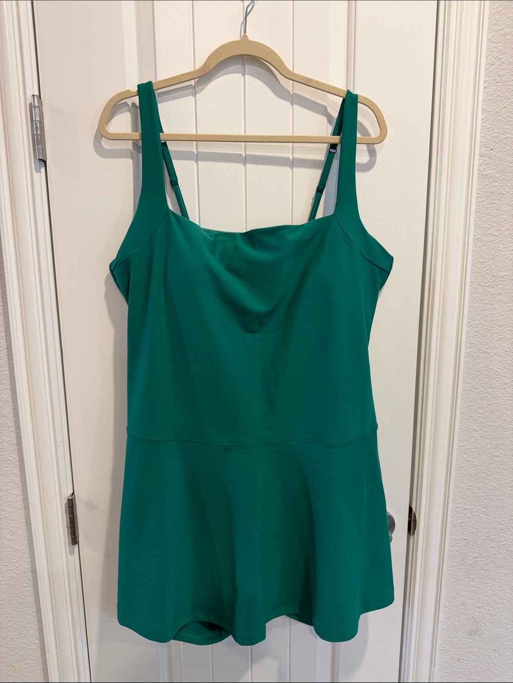 NWT Abercrombie YPB sculptlux active dress in green